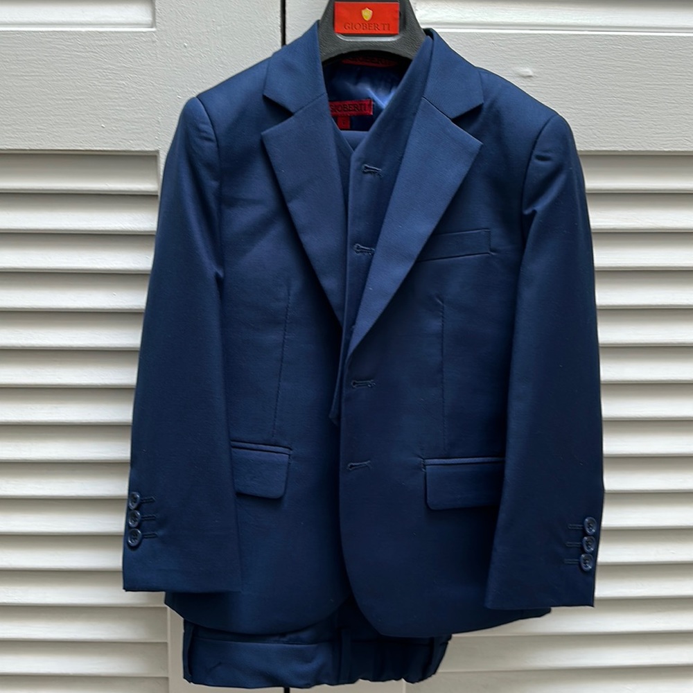 Gioberti Like New 3 piece boys suit size 6
